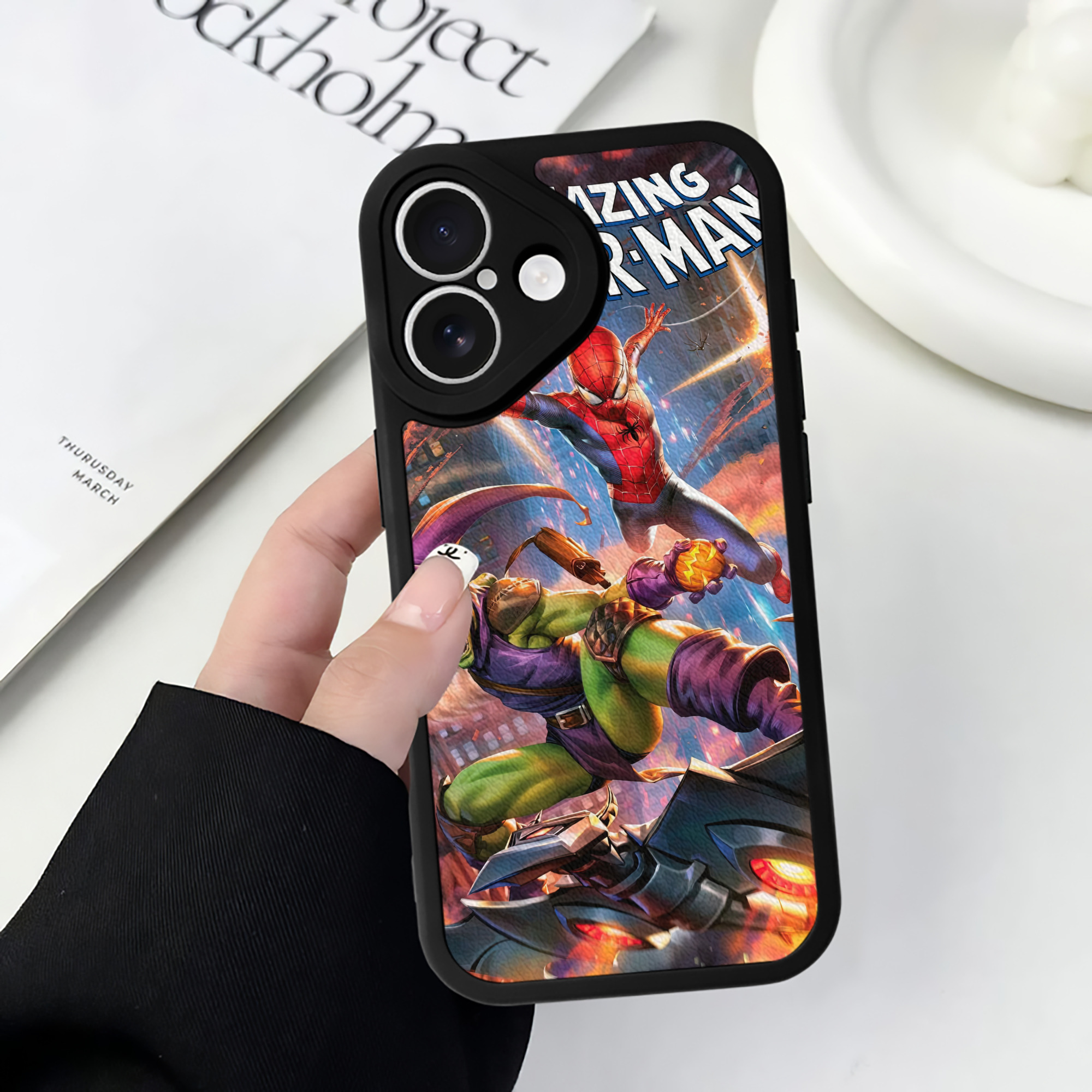 Spider Man スパイダーマン 【iPhone 16シリーズ対応】シリコンスマホケース（レザー調） 材質：シリコン